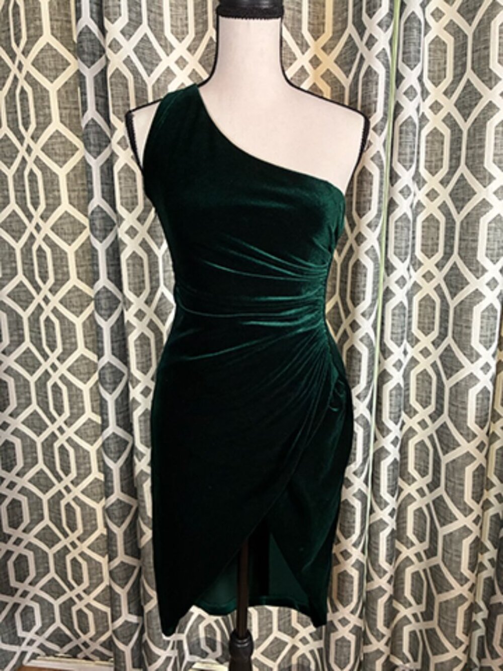 One-shoulder velvet dress